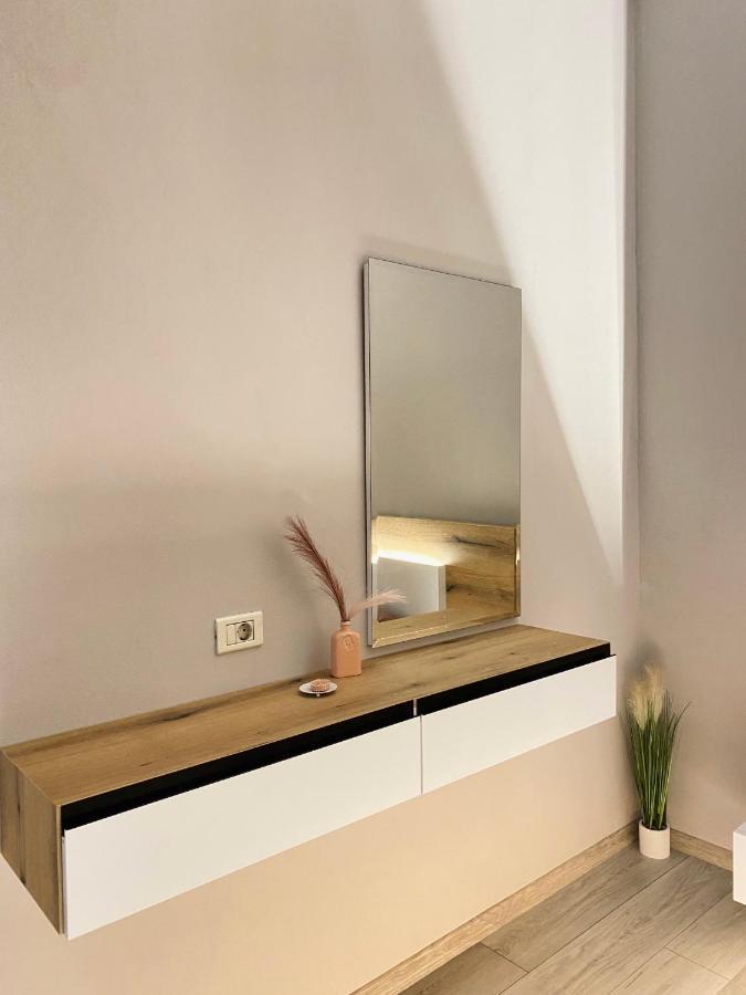 Newly Renovated One Bedroom In *