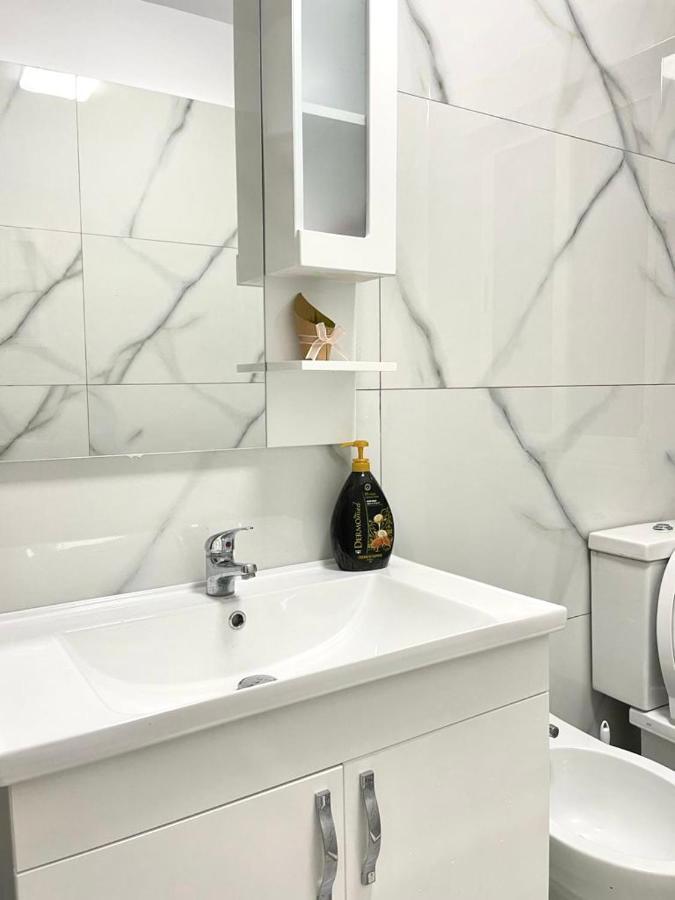 Newly Renovated One Bedroom In *